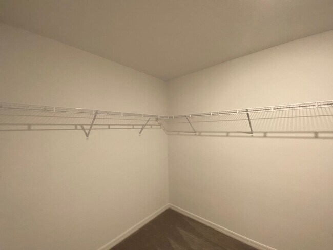 Building Photo - SW location 4/2/2 **WON'T LAST**