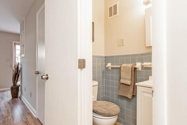 Building Photo - 2432 Pruitt St. #8