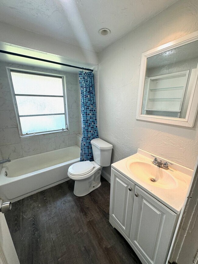 Building Photo - Charming 2-Bed/2-Bath Home for Rent in Gulf Gate-Sarasota, FL!