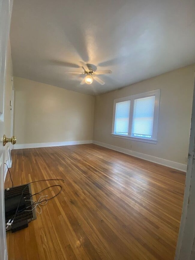 Building Photo - $2,200 | 3 Bedroom, 1.5 Bathroom House | P...