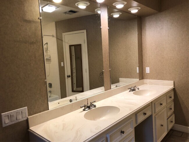Building Photo - 3414 Wooddale Ln