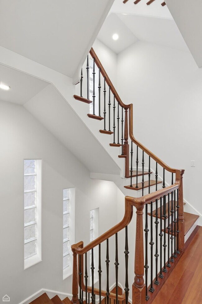 Building Photo - 952 N Racine Ave