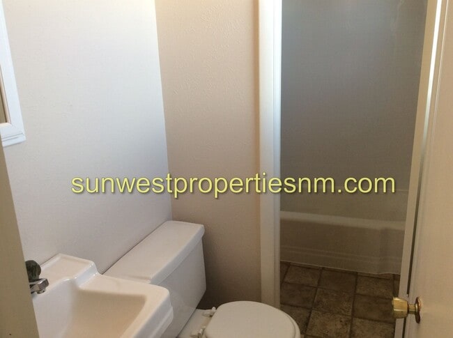 Building Photo - 3 Bedroom, 1.5 Bath House with 1 Car Garage and Fenced Backyard