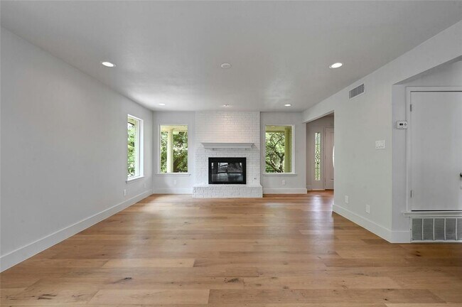 Building Photo - 1305 Kenwood Ave