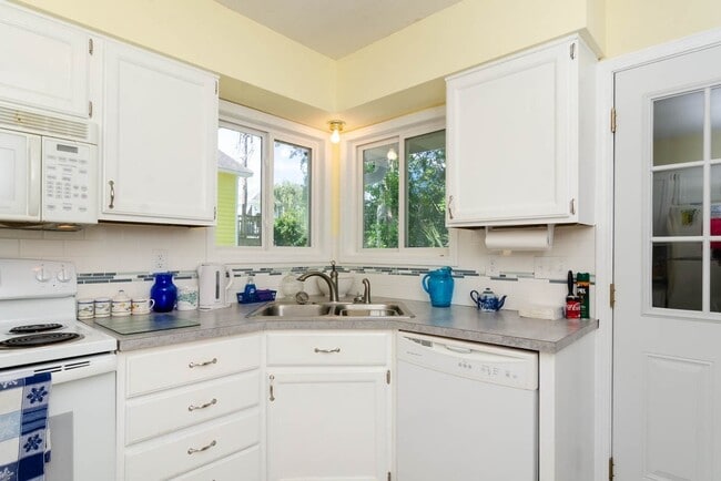 Building Photo - 901 Seafarer Dr
