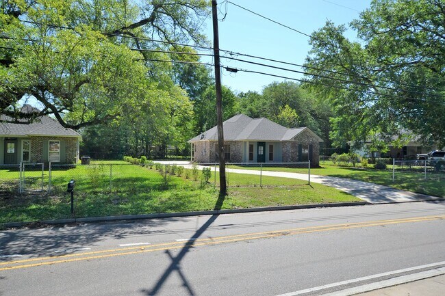 Building Photo - 4836 Rollins Rd