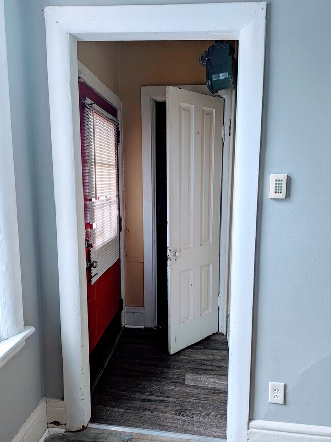 Building Photo - 2431 W Thomas St