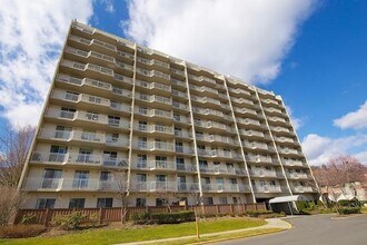 Building Photo - 1055 River Rd