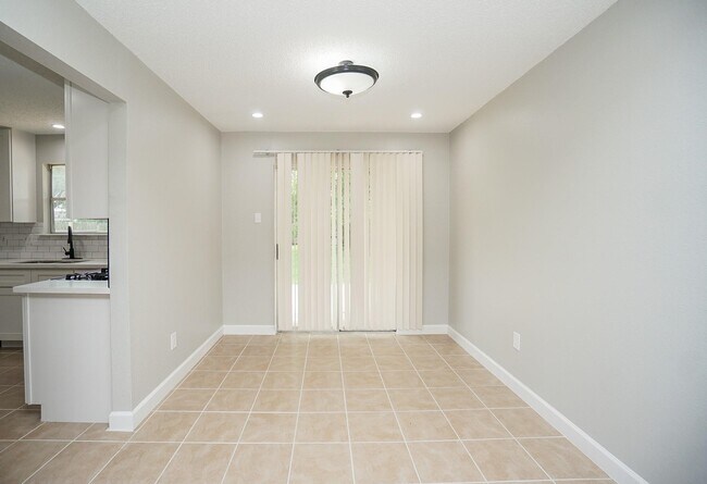 Building Photo - 10834 Parkland Woods Dr