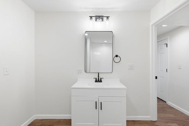 Building Photo - Fully Updated 2-Bed with Modern Finishes