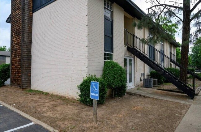 Building Photo - 1719 E Lindsey St