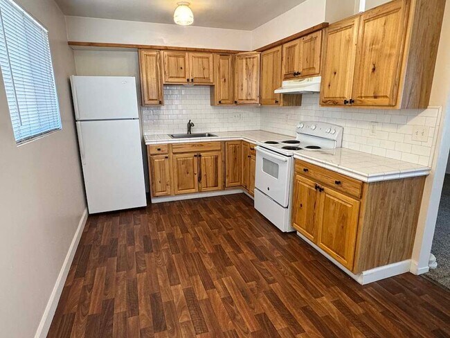 Building Photo - 2 bedroom 1 bathroom Unit Available in Oakdale!