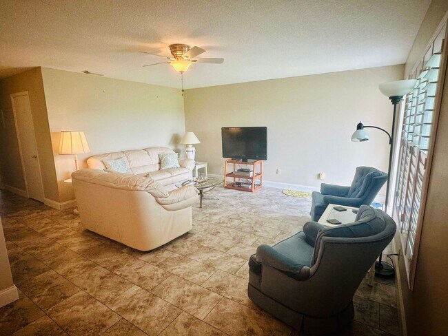 Building Photo - 2/2 Furnished 55+ Condo