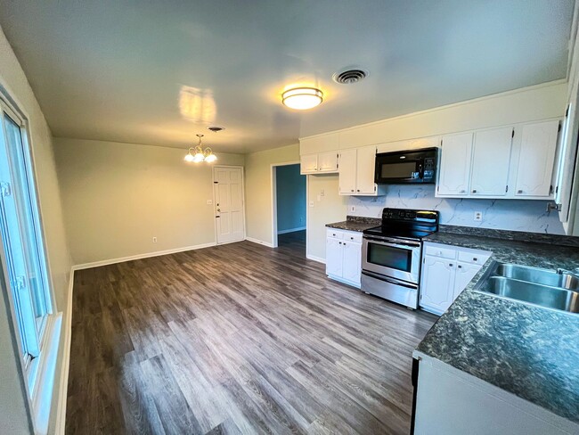 Building Photo - Cozy 3 Bedroom, 1 1/2 Bathroom Near Downto...