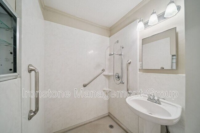 Building Photo - 219 E 45th Ct
