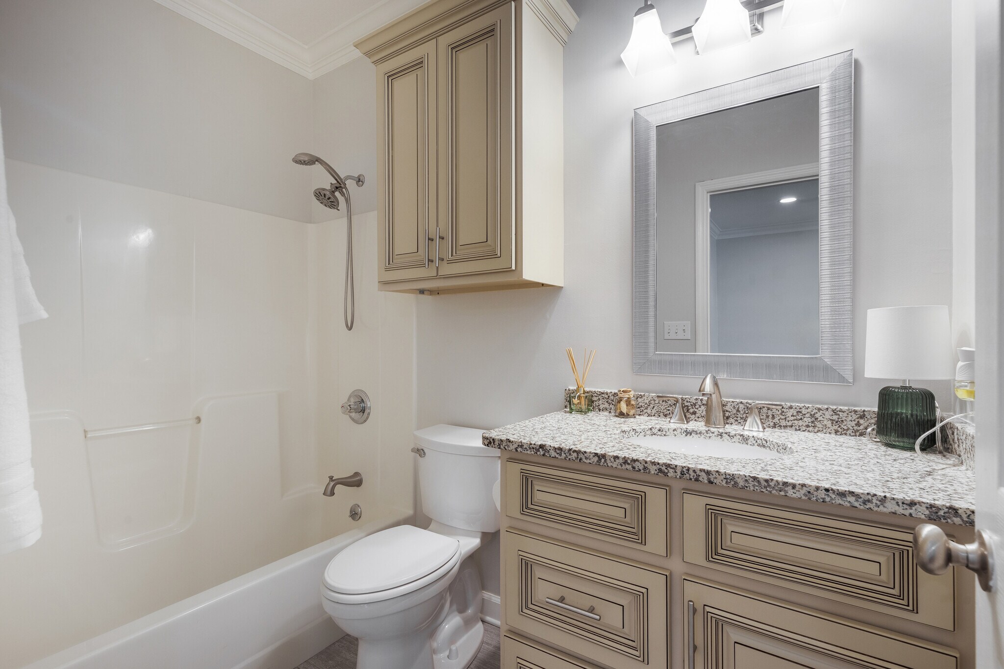 main level secondary suite bathroom - 57 Riverview Dr
