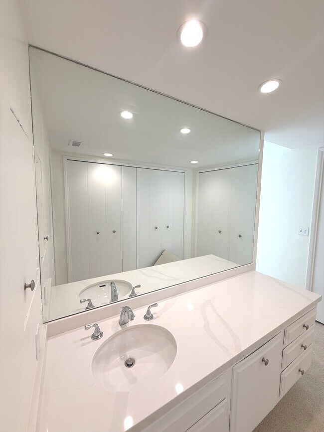 Building Photo - 490 Starlight Crest Dr