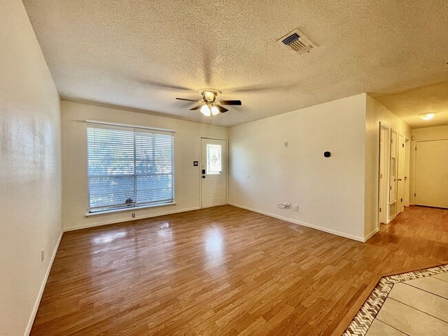 Building Photo - Charming 3 Bedroom Home w/ 1 Car Garage and Large Fenced Yard!!