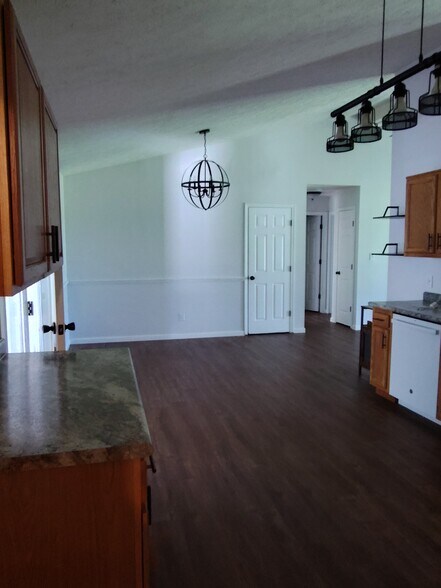 DR from kitchen - 828 Sycamore Rd