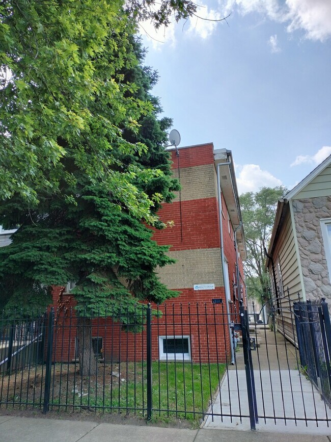 Primary Photo - 7910 S Muskegon Ave