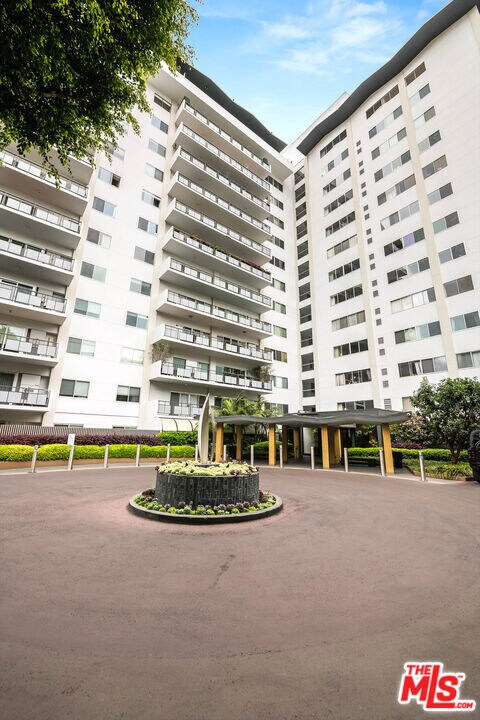 Building Photo - 1155 N La Cienega Blvd