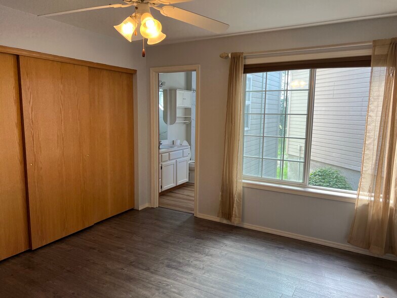 Building Photo - 8207 N Ridgewood Dr