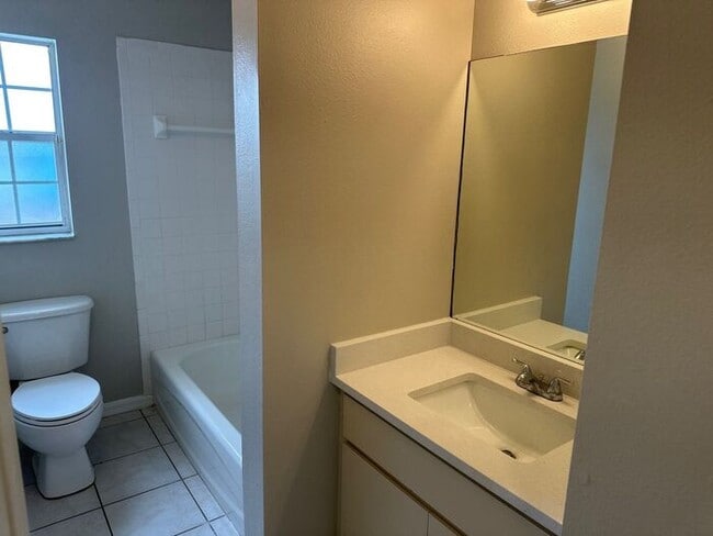 Building Photo - **Bright 3BR/2BA Home with Covered Porch i...