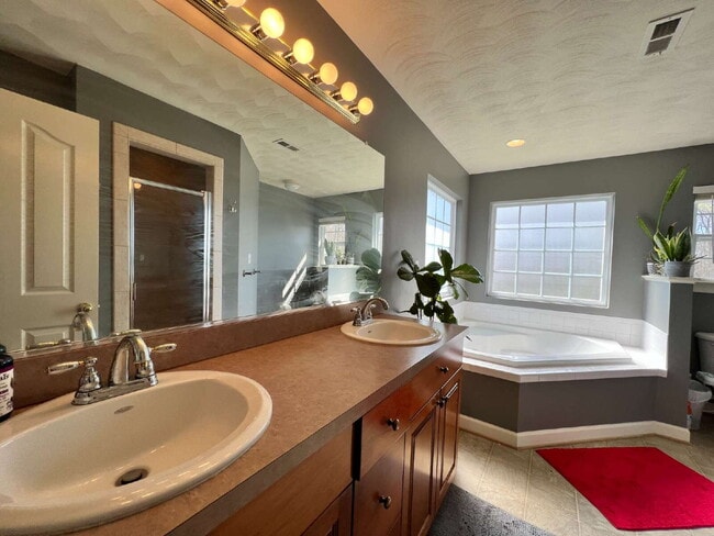 Building Photo - Spacious 4 bedroom home with POOL in sought after neighborhood and schools.