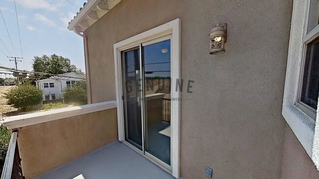 Building Photo - Spacious 3Bd 2.5Ba 2 Story Home w/ Fabulou...