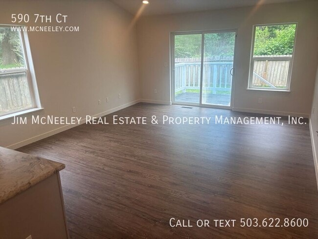 Building Photo - 590 7th Ct