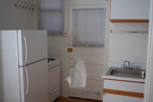 Building Photo - 1317 W Estes Ave