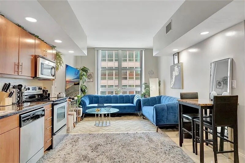 Building Photo - 111 E Flagler St