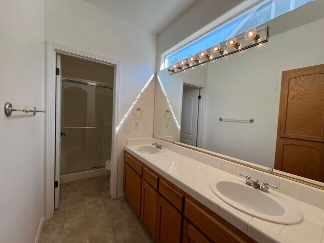 Building Photo - 1098 E Monticello Cir