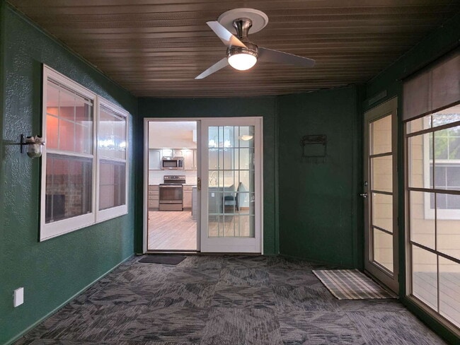 Building Photo - Multi generational Home New London