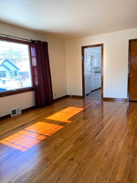 Sun Drenched windows - 2802 Union St