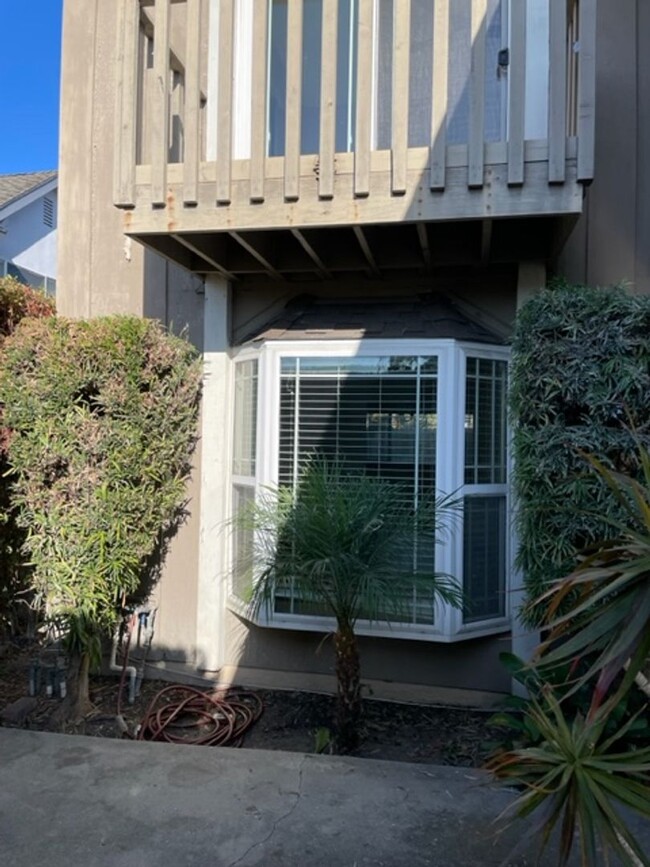 Building Photo - Beautiful 4 Bedroom Home in Huntington Beach