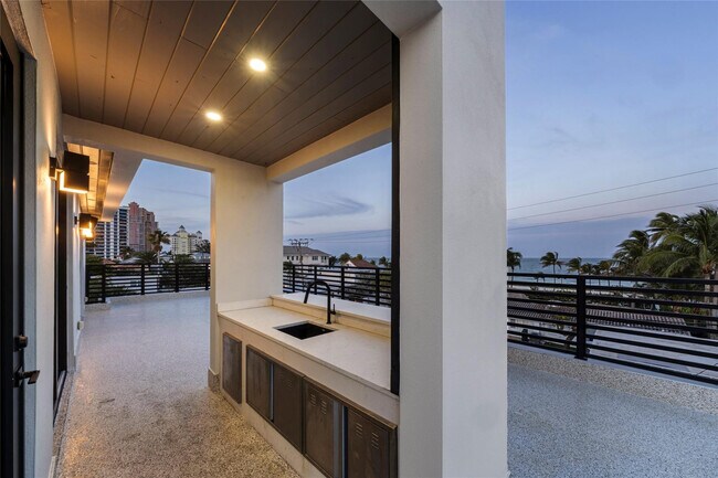 Building Photo - 3320 NE 17th St