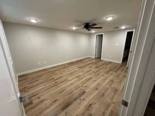 Building Photo - 4 bedroom basement home North Mesa