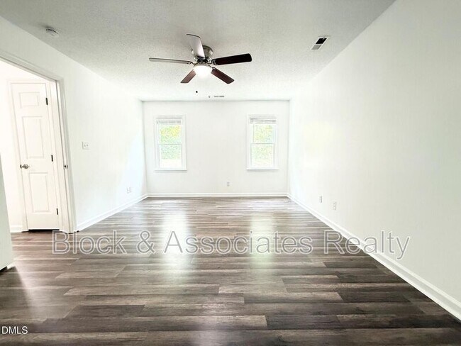 Building Photo - 401 Holly Berry Ln