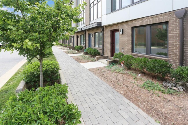 Building Photo - Luxury END-UNIT garage townhouse - 4BD/4.5BA!