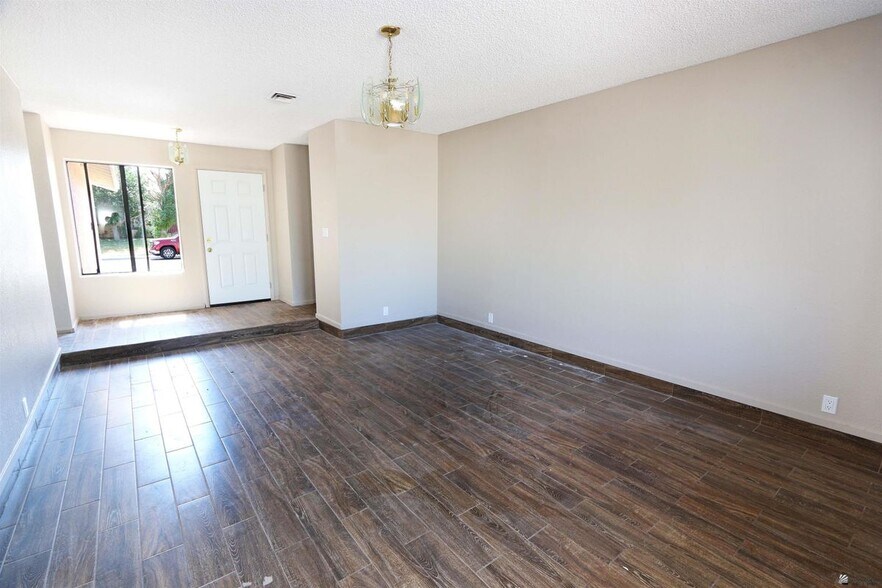 Building Photo - 1276 S Pagent Ave