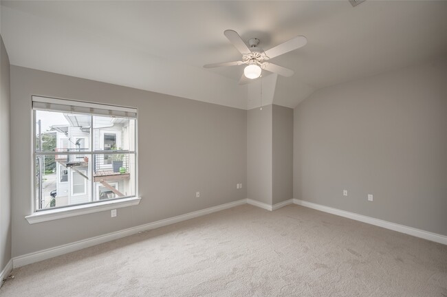 Building Photo - 315 Sandman St