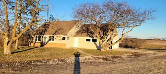 Building Photo - 9333 Skyline Dr