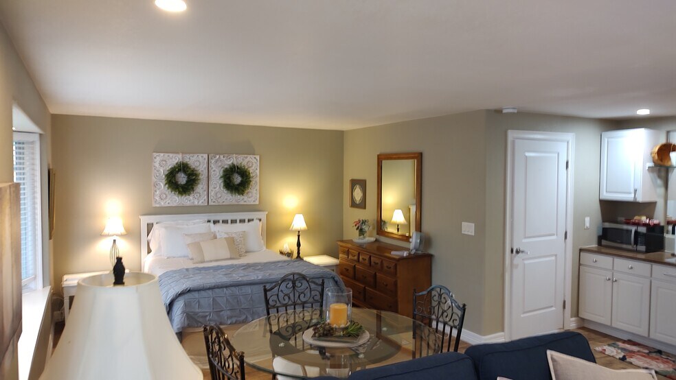 Fully furnished apartment - 2900 Valley Oak Dr