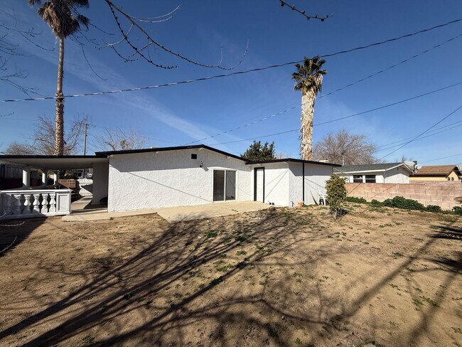 Building Photo - Palmdale 4 bedroom + 2 Bathroom