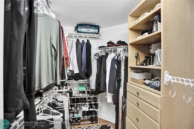 Building Photo - 111 SE 8th Ave