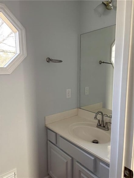 Building Photo - 722 Thornapple Trail SW