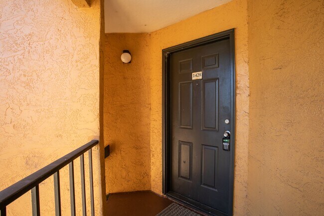 Building Photo - Venetian Place - 1428