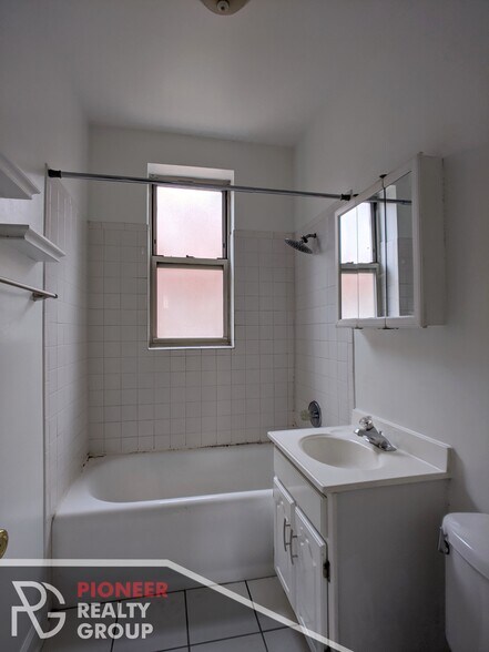Building Photo - 555 W Aldine Ave
