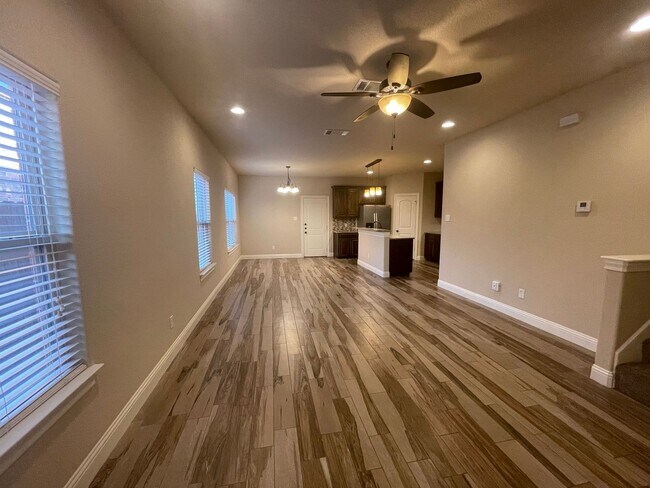 Building Photo - 3/2.5 Townhome w/ STUNNING Open Floor Plan~ Stainless Steel Appliances*Custom Granite Counter top...